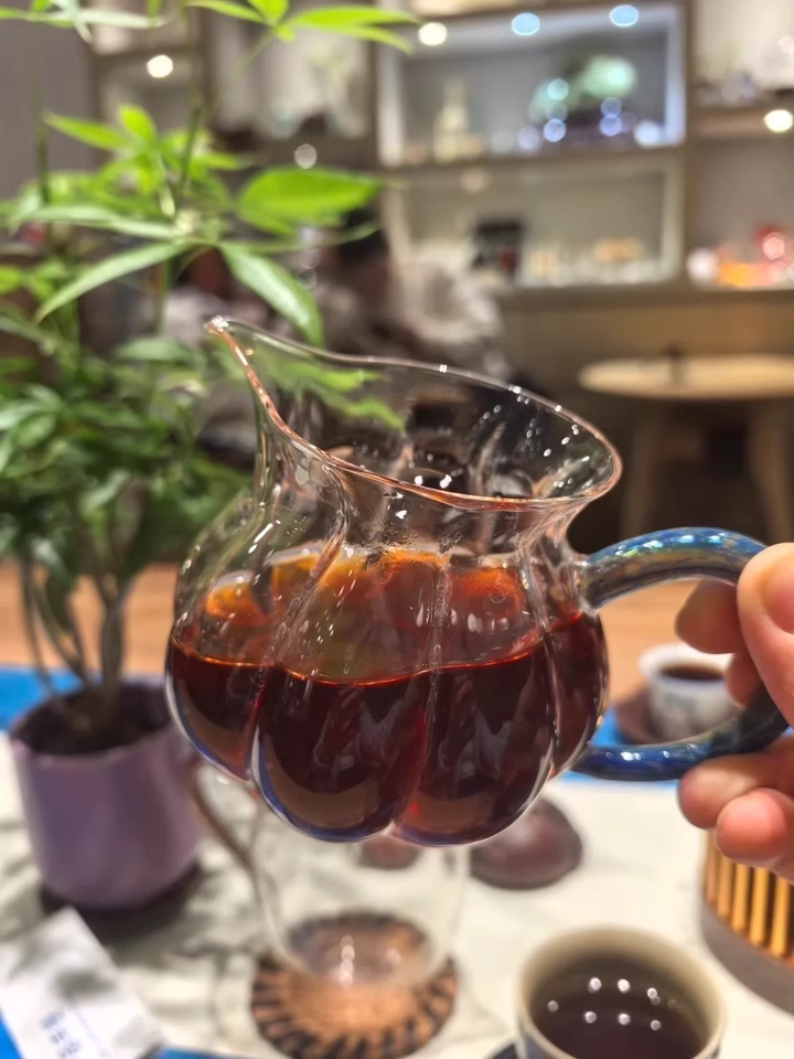 Xinyihao ancient tree tea, Iceland's ten-year ripe Pu'er tea cake, old ripe tea, aged Banzhang Pu'er tea, ripe tea leaves