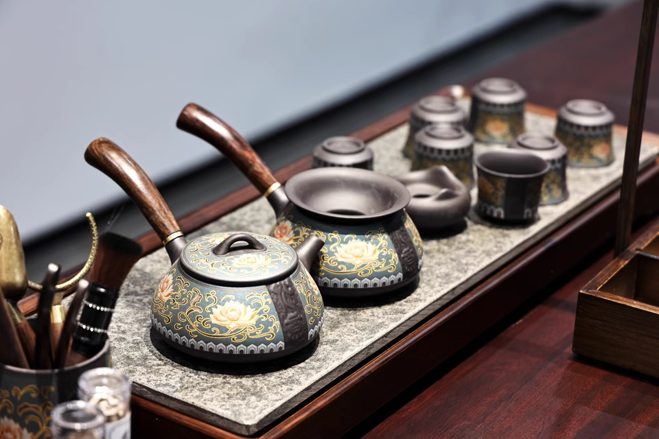 The royal purple sand tea set is a light luxury high-end side handle teapot drinking teacup complete set of gift box